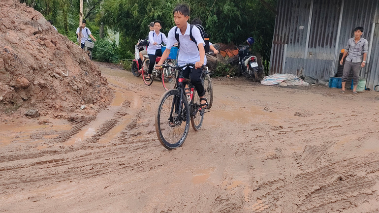 Học sinh hằng ngày qua lại đoạn đường đất. Học sinh hằng ngày qua lại đoạn đường đất.