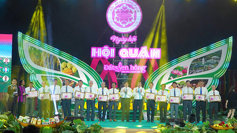 Lãnh đạo tỉnh trao phần thưởng tuyên dương cho các tập thể, cá nhân. (Ảnh: HỮU NGHĨA)