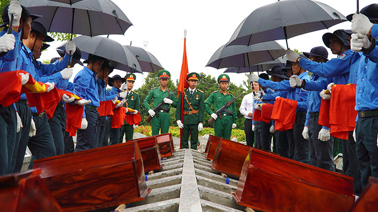 Nghi thức cải táng tại Nghĩa trang liệt sĩ huyện Tam Nông, tỉnh Đồng Tháp. (Ảnh: HỮU NGHĨA)
