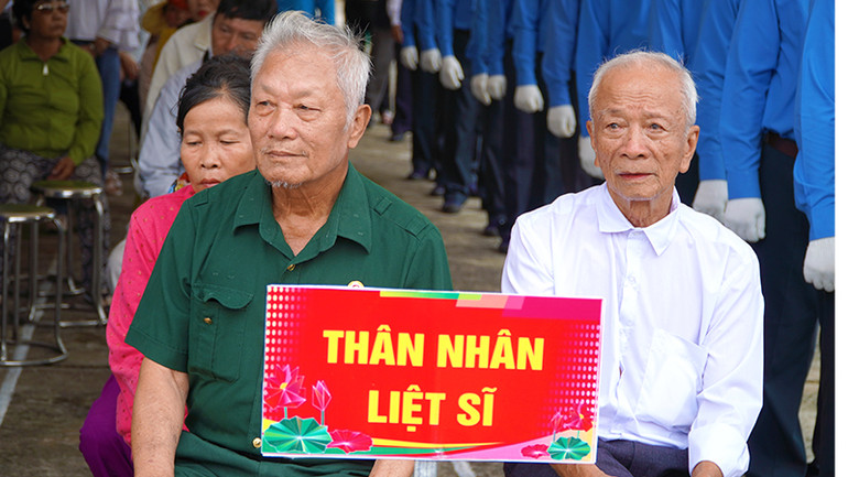 Người thân các Anh hùng liệt sĩ tham dự buổi lễ. (Ảnh: HỮU NGHĨA)