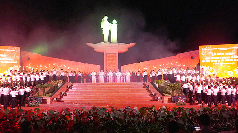 Một tiết mục nghệ thuật ngợi ca truyền thống cách mạng hào hùng, đượm tình quê hương Đồng Tháp. (Ảnh: HỮU NGHĨA)