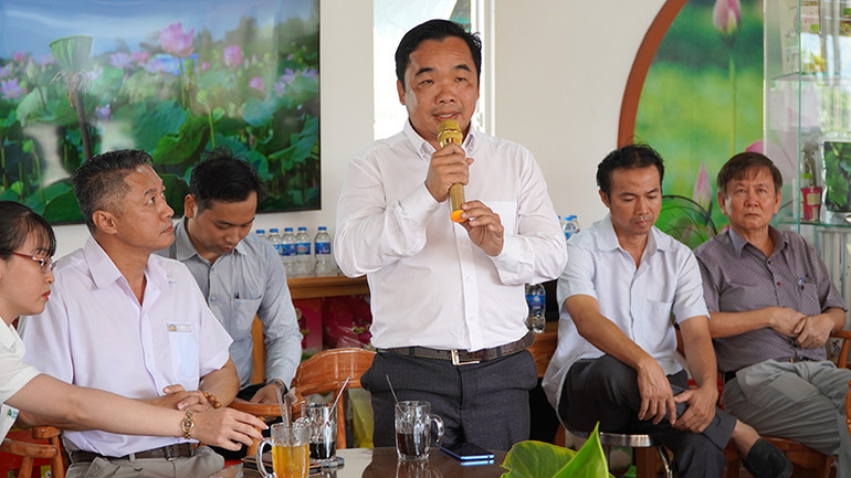 Doanh nghiệp tại huyện Tháp Mười phát biểu tại buổi “Cà-phê doanh nghiệp”.