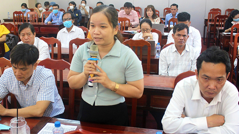 Đoàn viên, công nhân lao động phát biểu ý kiến. (Ảnh: DƯƠNG ÚT)