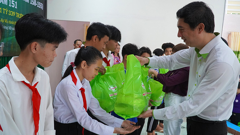 Đơn vị tài trợ tặng quà cho học sinh nghèo vượt khó của xã Bình Thạnh Trung, huyện Lấp Vò.