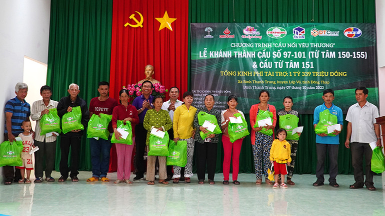 Trao tặng quà đến các gia đình khó khăn, chính sách. (Ảnh: HỮU NGHĨA)