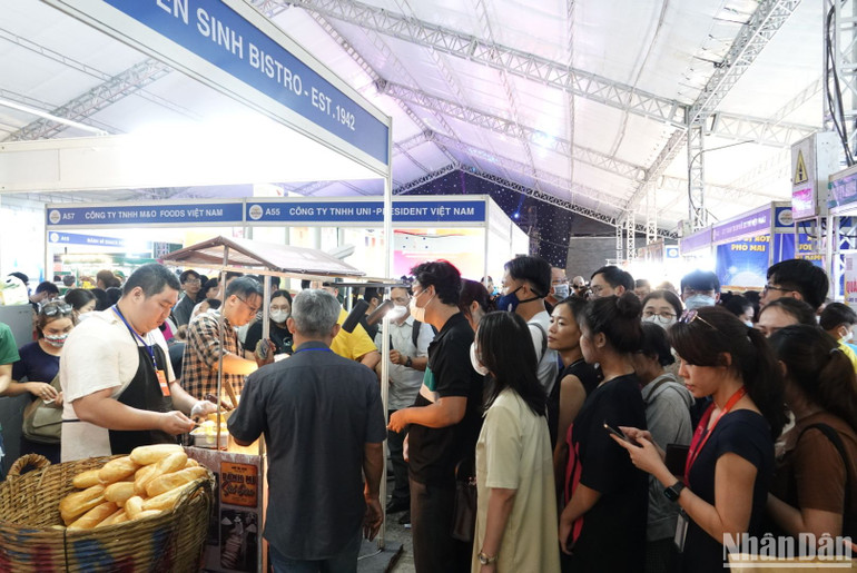 Khách tham quan lễ hội xếp hàng chờ mua bánh mì tại lễ hội.