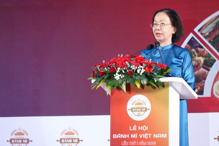 Bà Nguyễn Thị Khánh, Chủ tịch Hiệp hội Du lịch Thành phố Hồ Chí Minh, phát biểu tại lễ khai mạc.