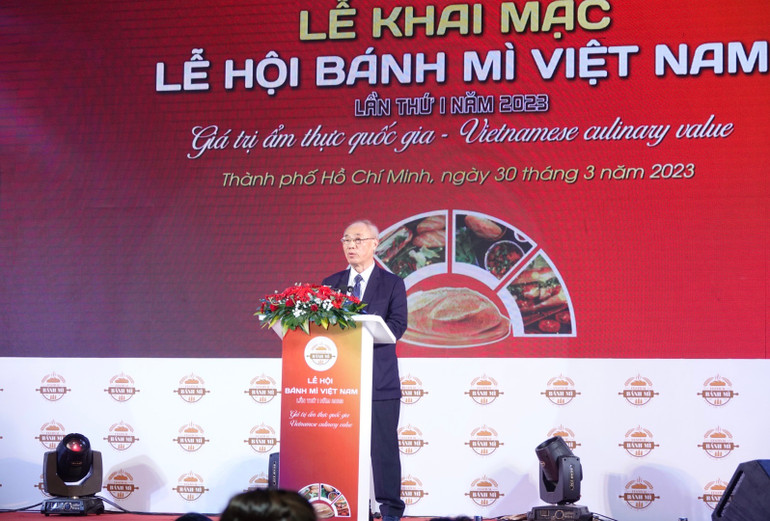 Ông Vũ Thế Bình, Chủ tịch Hiệp hội Du lịch Việt Nam, phát biểu tại buổi lễ khai mạc.