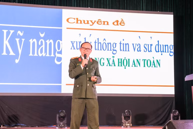 Thượng tá, Đào Trung Hiếu - chuyên gia Bộ Công an trình bày báo cáo chuyên đề “Kỹ năng sử dụng mạng xã hội an toàn” tại buổi tập huấn.