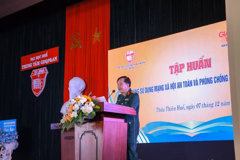 Thượng tá Nguyễn Xuân Thiện - Phó Giám đốc Trung tâm Giáo dục quốc phòng và an ninh - Đại học Huế phát biểu tại chương trình.