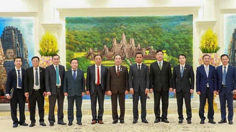 Thượng tướng Trần Quốc Tỏ, Ủy viên Trung ương Đảng, Thứ trưởng Công an đã tới chào xã giao Ngài Sar Sokha, Ủy viên Ban Thường vụ Ban Chấp hành Trung ương Đảng Nhân dân Campuchia, Phó Thủ tướng, Bộ trưởng Nội vụ Campuchia. (Ảnh: bocongan.gov.vn)