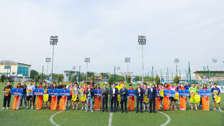 Ban tổ chức tặng hoa và cờ lưu niệm cho 9 đội bóng tham gia Giải bóng đá Press Cup 2024. Ban tổ chức tặng hoa và cờ lưu niệm cho 9 đội bóng tham gia Giải bóng đá Press Cup 2024.