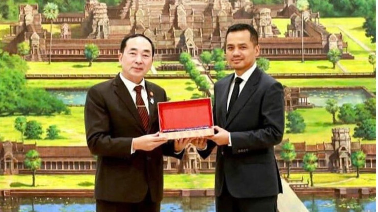 Ngài Sar Sokha, Phó Thủ tướng, Bộ trưởng Nội vụ Campuchia trao quà tặng Thứ trưởng Trần Quốc Tỏ. (Ảnh:bocongan.gov.vn)