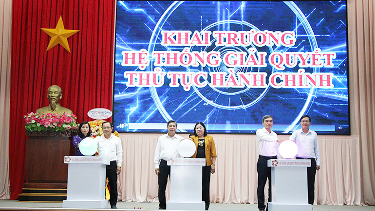 Hậu Giang vừa khai trương hệ thống giải quyết thủ tục hành chính. Hậu Giang vừa khai trương hệ thống giải quyết thủ tục hành chính.