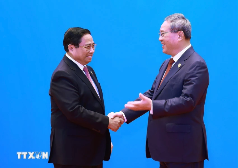 Thủ tướng Trung Quốc Lý Cường đón Thủ tướng Phạm Minh Chính đến dự Hội nghị GMS mở rộng lần thứ 8.