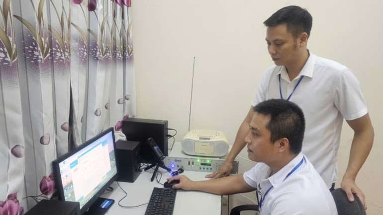Công chức phường Ngô Quyền đang vận hành hệ thống đài truyền thanh thông minh.