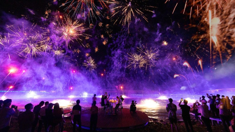 Show diễn Symphony of the Sea tại Thị trấn Hoàng Hôn.