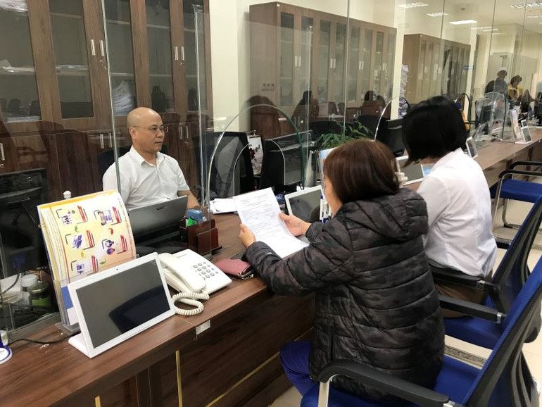 Bảo hiểm xã hội tỉnh Hưng Yên phục vụ nhân dân tại Trung tâm hành chính công tỉnh Hưng Yên.