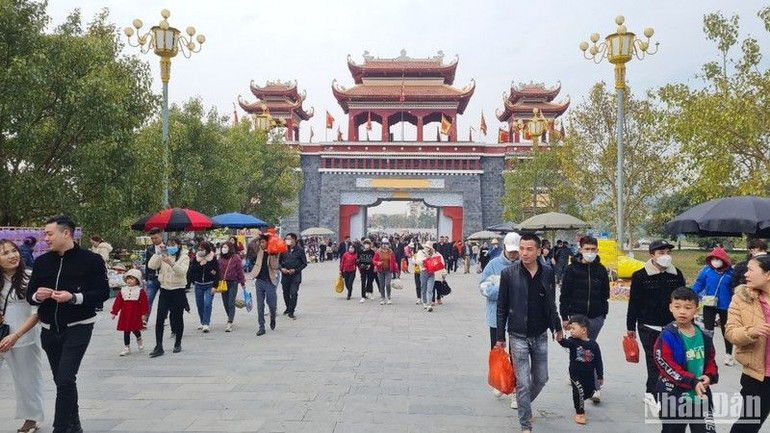 Du khách đến Khu danh thắng Tây Thiên tại huyện Tam Đảo, Vĩnh Phúc, sáng 29/1/2023. (Ảnh: Hà Hồng Hà)