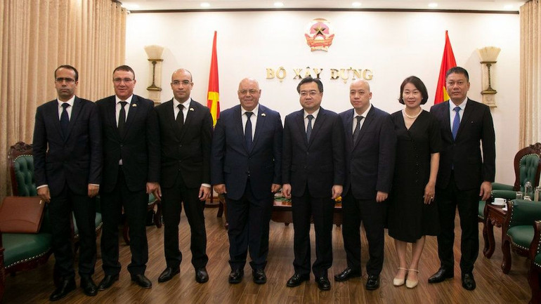 Bộ trưởng Nguyễn Thanh Nghị và Bộ trưởng Cựu chiến binh và Người có công Algeria Laid Rebigua chụp ảnh lưu niệm cùng các đại biểu.