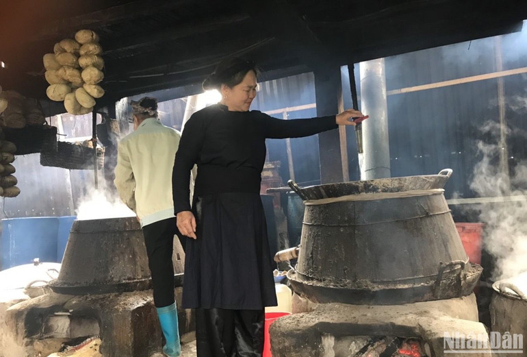 Nấu rượu bằng phương pháp thủ công tại Hợp tác xã rượu men lá Thanh Tâm, xã Bằng Phúc, Chợ Đồn.