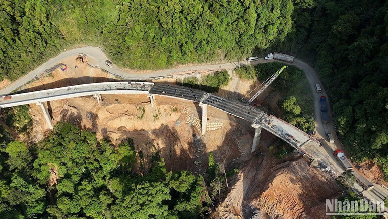 Công ty cổ phần đầu tư xây dựng Trường Sơn đang gấp rút hoàn thiện hạng mục xây dựng cầu 74 trên Quốc lộ 8A.