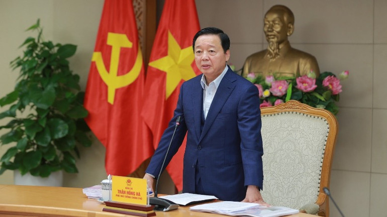 Phó Thủ tướng Trần Hồng Hà nhấn mạnh: Trên tinh thần vì sự phát triển chung của đất nước, các sáng kiến xây dựng đường giao thông có tuổi thọ bền vững, mang lại hiệu quả kinh tế, kỹ thuật, bảo vệ môi trường cần được khuyến khích thực hiện. Phó Thủ tướng Trần Hồng Hà nhấn mạnh: Trên tinh thần vì sự phát triển chung của đất nước, các sáng kiến xây dựng đường giao thông có tuổi thọ bền vững, mang lại hiệu quả kinh tế, kỹ thuật, bảo vệ môi trường cần được khuyến khích thực hiện.