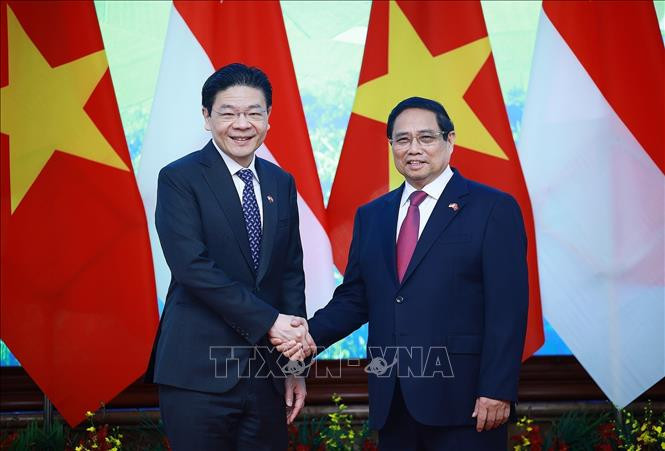 Thủ tướng Phạm Minh Chính và Thủ tướng Cộng hòa Singapore Lawrence Wong chụp ảnh chung. (Ảnh: Dương Giang/TTXVN)