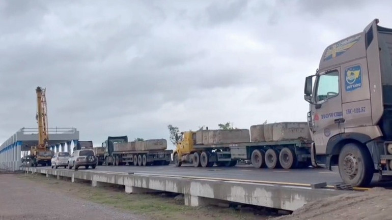 Thử tải cầu cạn bằng dầm bản rỗng trên cọc ly tâm PRC tại khu phi thuế quan, cảng Lạch Huyện, Hải Phòng. Thử tải cầu cạn bằng dầm bản rỗng trên cọc ly tâm PRC tại khu phi thuế quan, cảng Lạch Huyện, Hải Phòng.