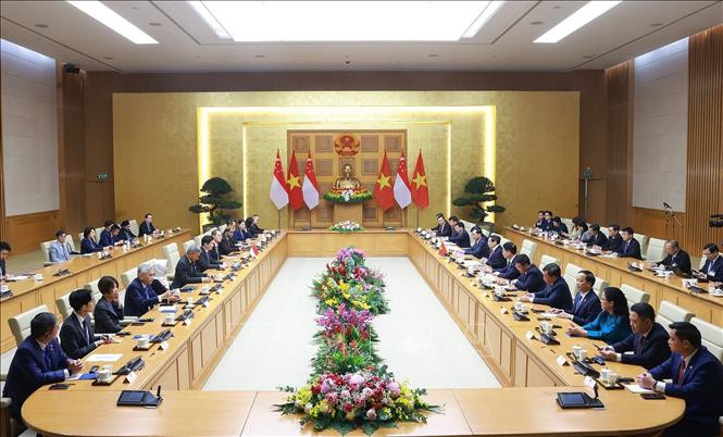 Thủ tướng Phạm Minh Chính và Thủ tướng Singapore Lawrence Wong hội đàm. (Ảnh: Dương Giang/TTXVN)