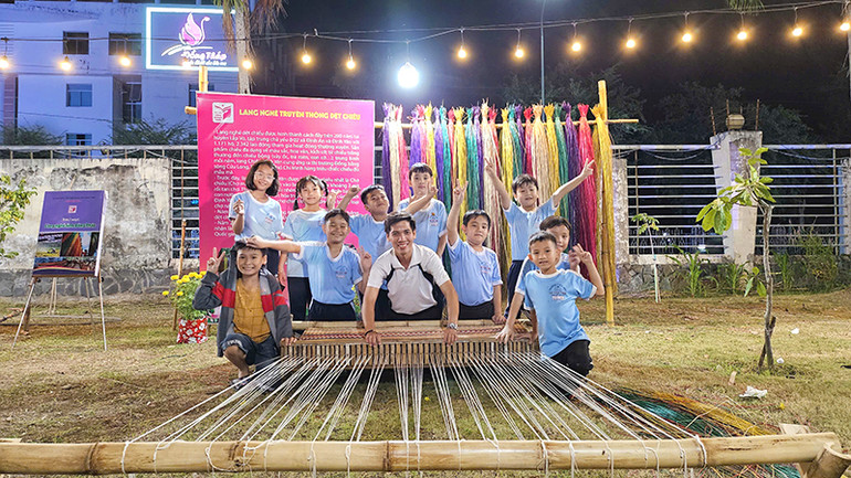 Bạn đọc tham gia trải nghiệm tại không gian làng nghề truyền thống.
