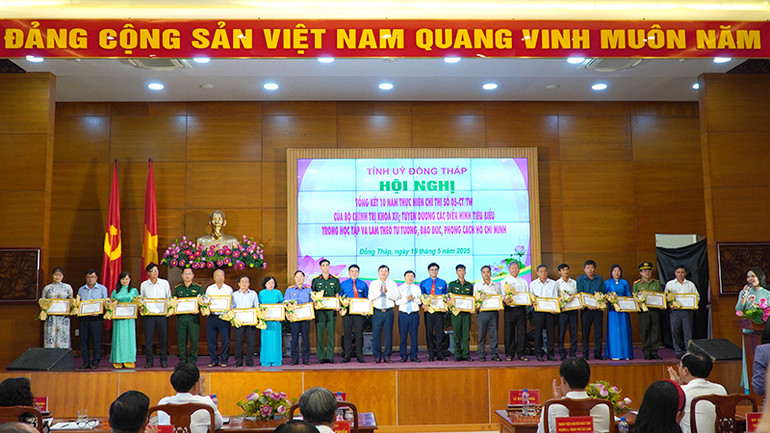 Lãnh đạo tỉnh Đồng Tháp tuyên dương, khen thưởng các tập thể và cá nhân. (Ảnh: HỮU NGHĨA)