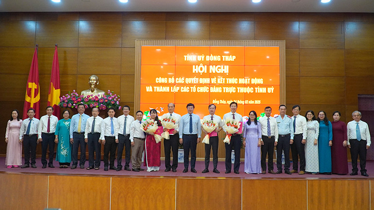 Các đồng chí trong Ban Chấp hành, Ban Thường vụ, Thường trực Đảng ủy Ủy ban nhân dân tỉnh Đồng Tháp chụp ảnh lưu niệm. (Ảnh: HỮU NGHĨA) Các đồng chí trong Ban Chấp hành, Ban Thường vụ, Thường trực Đảng ủy Ủy ban nhân dân tỉnh Đồng Tháp chụp ảnh lưu niệm. (Ảnh: HỮU NGHĨA)