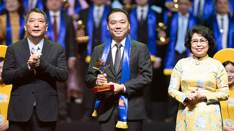 Bác sĩ chuyên khoa 2 răng hàm mặt Phạm Kim Thành, Bí thư Chi bộ Nha khoa Phương Thành, Chủ tịch kiêm Tổng Giám đốc Công ty TNHH một thành viên Nha khoa Phương Thành, đón nhận giải thưởng Sao vàng đất Việt 2024.