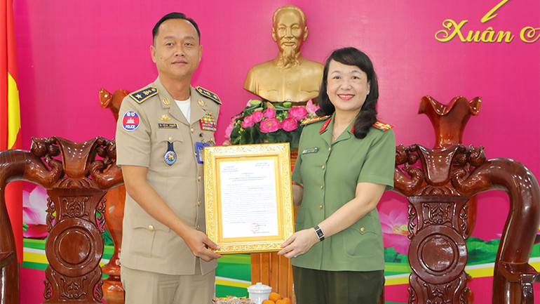 Đại tá Võ Thị Hoài Ngọc, Phó Giám đốc Công an tỉnh Đồng Tháp, thay mặt Công an tỉnh nhận thư chúc mừng năm mới do Trung tướng Chhoeun Bunchhorn, Trưởng Ty Công an tỉnh Prey Veng gửi. (Ảnh: PHƯỚC THANH) Đại tá Võ Thị Hoài Ngọc, Phó Giám đốc Công an tỉnh Đồng Tháp, thay mặt Công an tỉnh nhận thư chúc mừng năm mới do Trung tướng Chhoeun Bunchhorn, Trưởng Ty Công an tỉnh Prey Veng gửi. (Ảnh: PHƯỚC THANH)