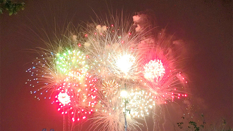 Pháo hoa rực rỡ trên bầu trời thành phố vùng biên Hồng Ngự. (Ảnh: HỮU NGHĨA)