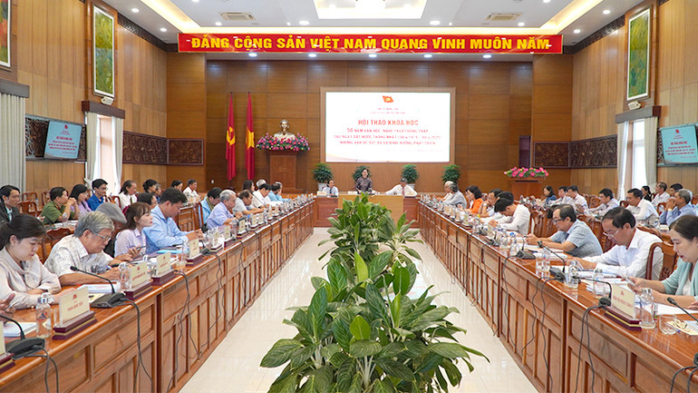 Trưởng Ban Tuyên giáo và Dân vận Tỉnh ủy Đồng Tháp Nguyễn Thị Kim Tuyến phát biểu tổng luận tại hội thảo. (Ảnh: HỮU NGHĨA)