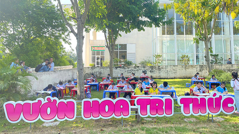 Thiếu nhi tham gia vẽ tranh theo sách với chủ đề “Mùa hè sôi động”.