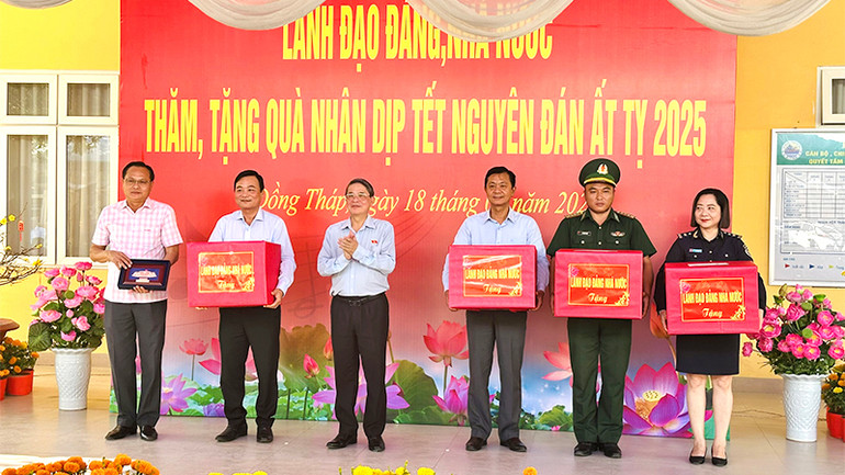 Phó Chủ tịch Quốc hội Nguyễn Đức Hải cùng đoàn công tác đã trao tặng quà Tết cho 4 tập thể. (Ảnh: HÒA BÌNH)