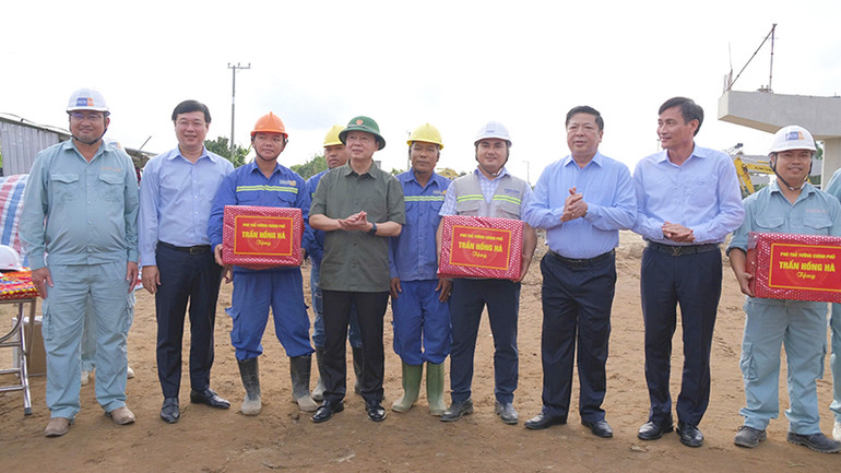 Phó Thủ tướng Trần Hồng Hà tặng quà lực lượng thi công dự án thành phần 1, cao tốc Cao Lãnh-An Hữu. (Ảnh: HỮU NGHĨA)