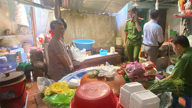 Tổ công tác tiến hành kiểm tra hiện trường và lập biên bản vụ việc. (Ảnh: Công an cung cấp)