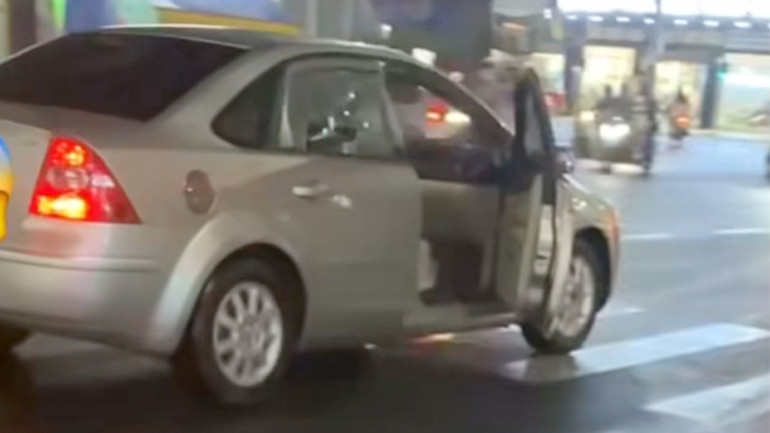 Dù bị đập vỡ kính, xe ô-tô vẫn tiếp tục chạy với cửa mở gây nguy hiểm cho các phương tiện tham gia giao thông khác. (Ảnh: Công an cung cấp)