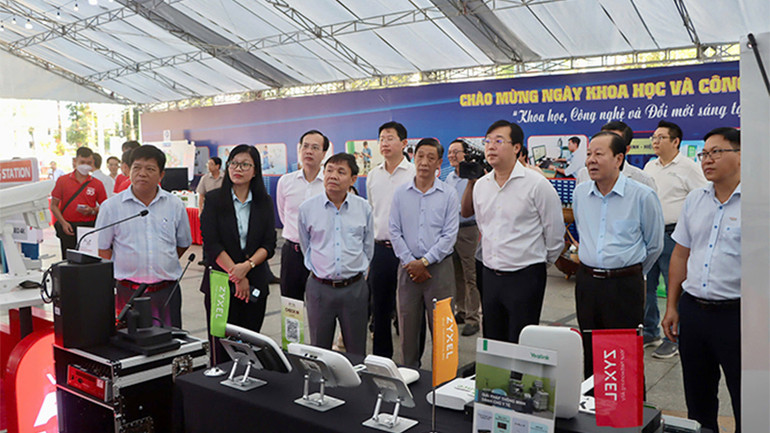 Đại biểu tham quan trưng bày sản phẩm công nghệ tại Công viên Văn Miếu. (Ảnh: NHƯ ANH) Đại biểu tham quan trưng bày sản phẩm công nghệ tại Công viên Văn Miếu. (Ảnh: NHƯ ANH)