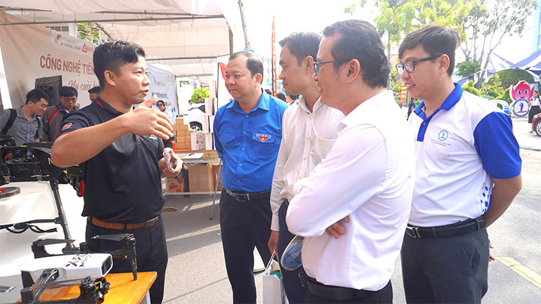 Đại biểu tham quan gian hàng tại ngày hội. (Ảnh: HỮU NGHĨA)