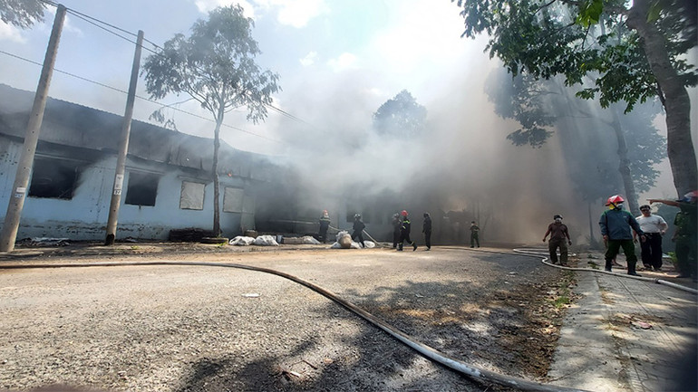 Nhiều vật dụng bên trong kho hàng bị thiêu rụi.