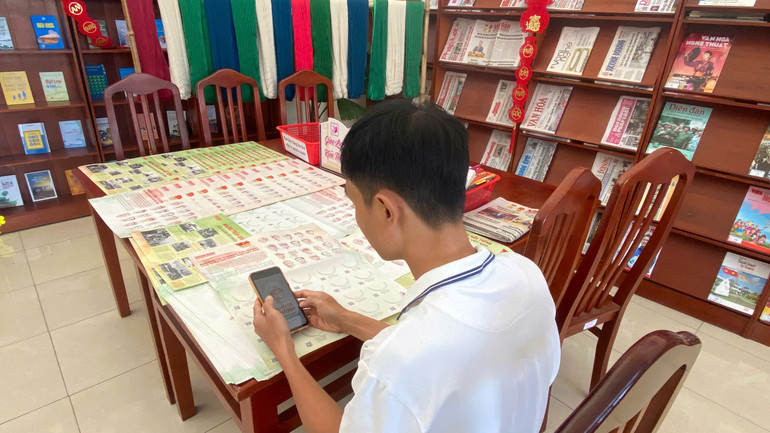 Bạn đọc trải nghiệm quét mã QR để đọc nội dung về chân dung các vị tướng. (Ảnh: Thư viện tỉnh Đồng Tháp)