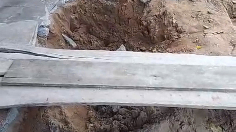 Một đoạn vỉa hè được đào khá sâu, nguy hiểm cho người đi đường.