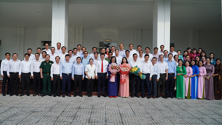 Lãnh đạo tỉnh và đại biểu chụp ảnh lưu niệm tại hội nghị. (Ảnh: HỮU NGHĨA) Lãnh đạo tỉnh và đại biểu chụp ảnh lưu niệm tại hội nghị. (Ảnh: HỮU NGHĨA)