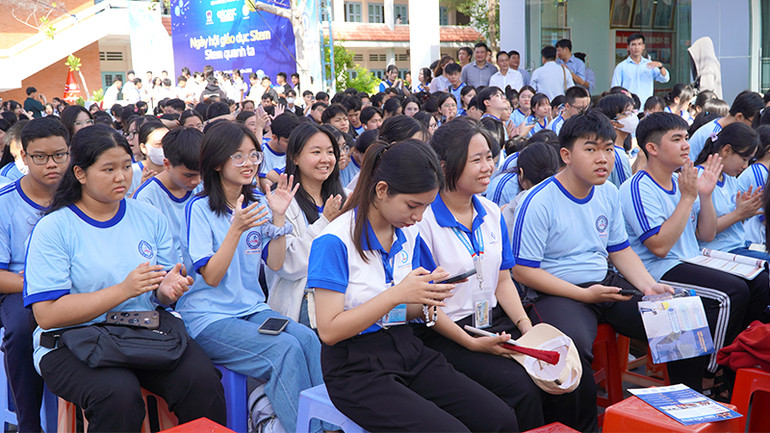 Ngày hội thu hút sự quan tâm của hàng nghìn học sinh các tỉnh, thành phố ở Đồng bằng sông Cửu Long. (Ảnh: HỮU NGHĨA)