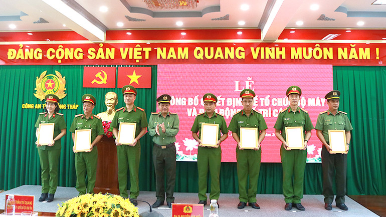 Đại tá Nguyễn Văn Hiểu, Giám đốc Công an tỉnh Đồng Tháp, trao quyết định điều động, bố trí cho các đồng chí lãnh đạo cấp phòng, huyện. (Ảnh: TẤN ĐẠT)